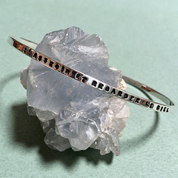 s'asseoir bracelet ouvert fin - Portobello Lane