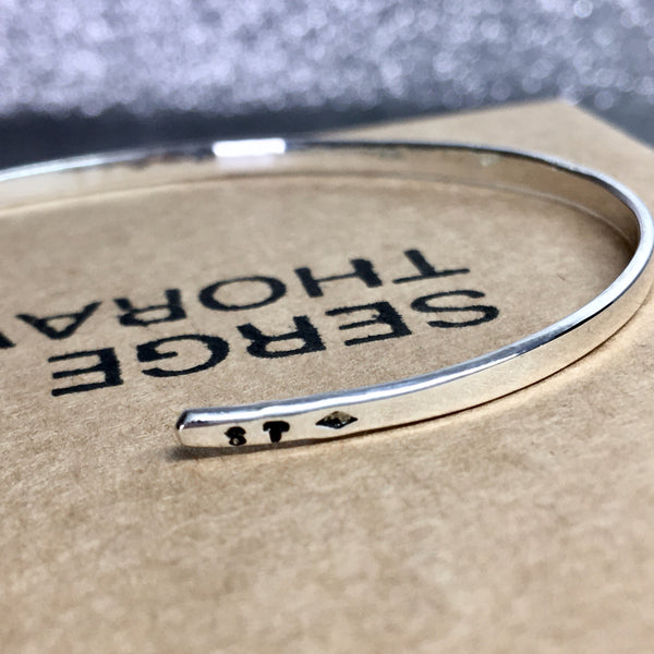s'asseoir bracelet ouvert fin - Portobello Lane